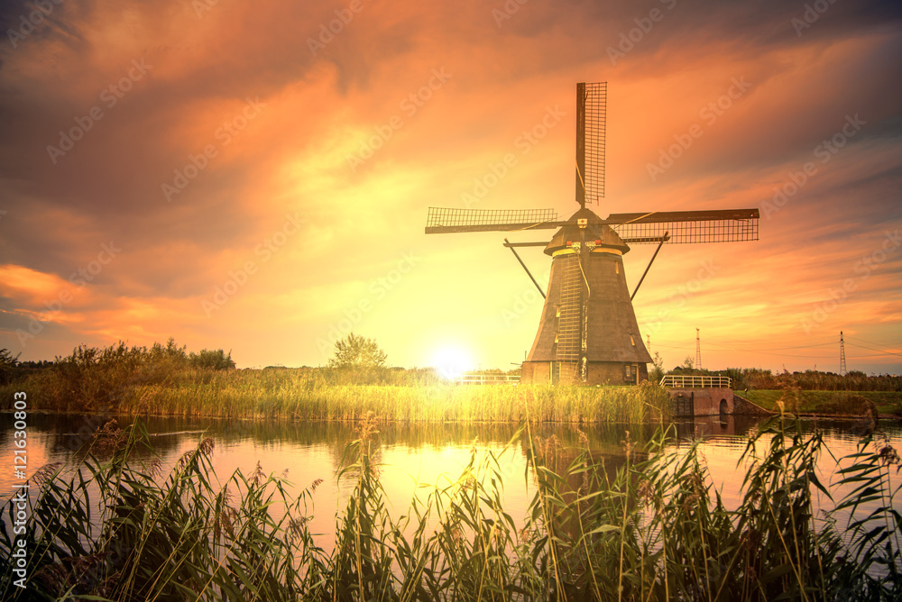 Beautiful sunset over Kinderdijk windmill, Unesco world heritage monument, Alblasserdam, Netherlands - obrazy, fototapety, plakaty 