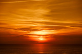 Fototapeta  - Piękny złocisty zachód słońca z widokiem na ocean