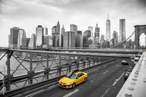 Obraz w ramie taxi crossing brooklyn bridge 