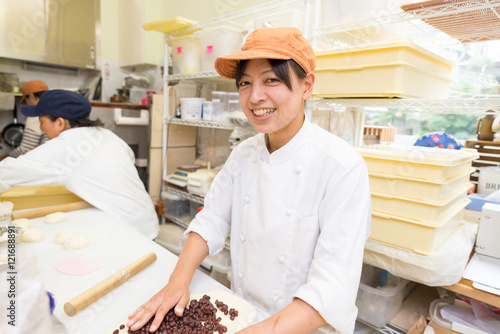 日本のパン屋さんで働く日本人女性パン職人 Stock 사진 Adobe Stock