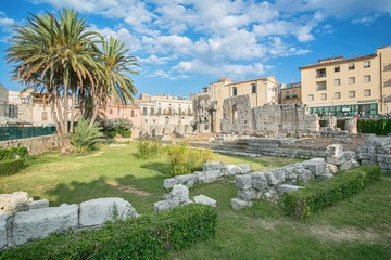 Wall Mural - Ruins of the ancient greek doric temple of Apollo in Siracusa ..