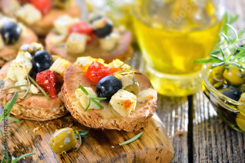 Warme griechische Vorspeise: Überbackene Pita-Brötchen mit Feta, Oliven ...