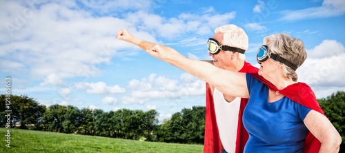 zlozony-wizerunek-jest-ubranym-superman-kostium-starsza-para