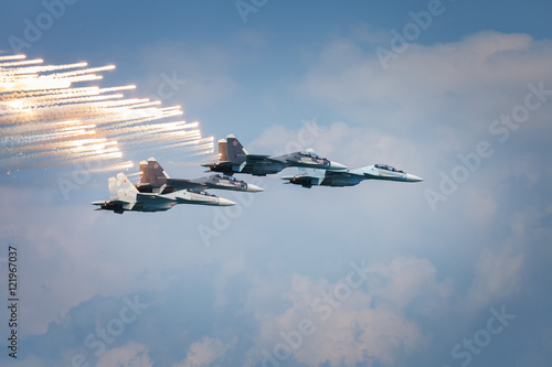 Naklejka - mata magnetyczna na lodówkę Rosyjskie samoloty wojskowe w chmurach