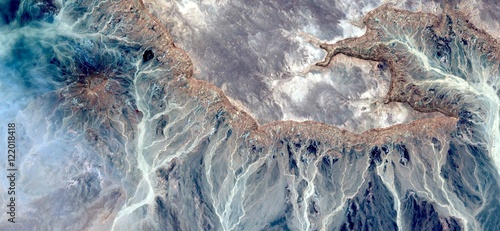alegoria-powstawania-skamienialych-galaktyk-abstrakcyjne-pejzaze-z-powietrza-z-pustyn-afryki-surreal-miraz-na-pustyni-kolekcja-abs