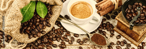 Zdjęcie XXL Filiżanka gorąca czarna kawa z starym drewnianym młyńskim ostrzarzem