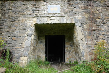  Entrada a una avieja minade carbón abandonada de unv alle asturiano