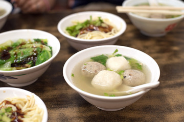 Taiwanese food: fish ball soup, dry noodles and stir-fried vegetables　台湾のローカル食堂 フィッシュボールスープ（魚丸湯）と乾麺