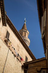 Canvas Print - Palazzo Ducale's tower and clothes hanging on the near building