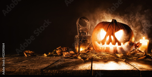 Fotografía Scary halloween pumpkin on wooden planks