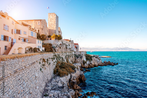 Cuadros en Lienzo Landscape view on the old coastal village and fortification of Antibes on the fr