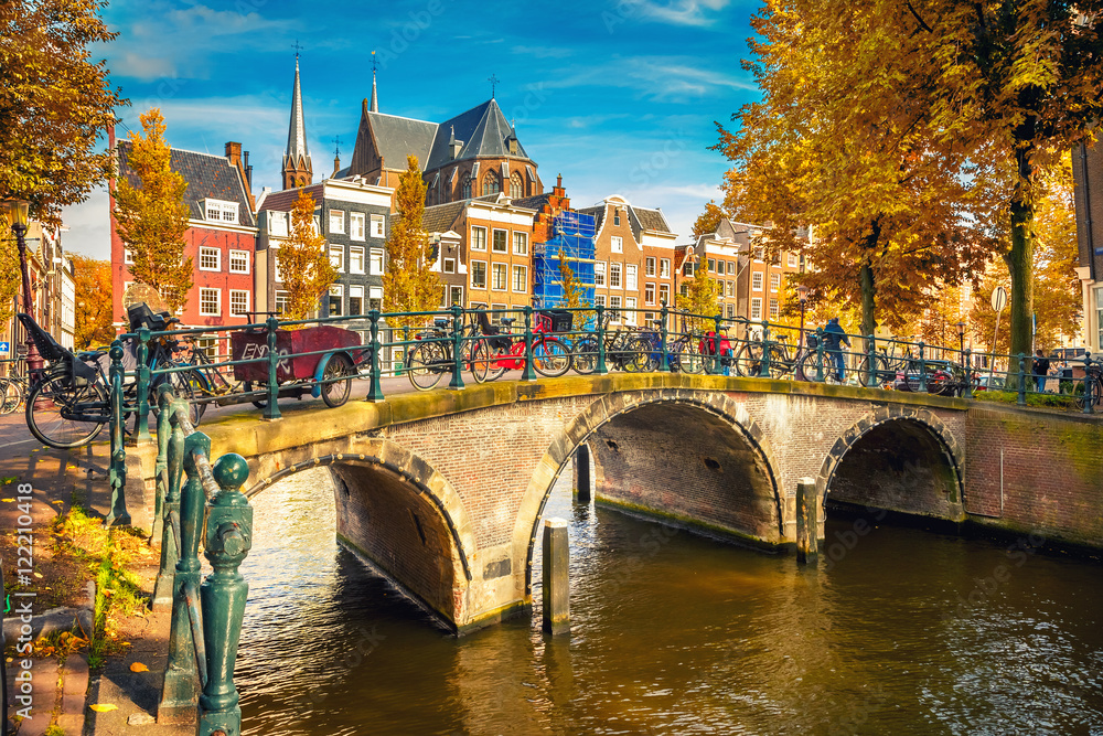 Bridges over canals in Amsterdam at autumn - obrazy, fototapety, plakaty 