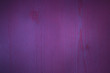 Violett gebeiztes Holzbrett mit vertikaler Maserung