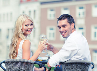 Poster - smiling couple drinking wine in cafe