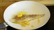 Fisch in der Pfanne, Dorschfilet wird in Olivenöl 
gebraten