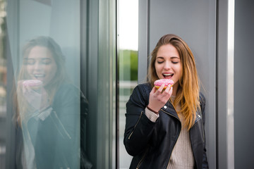 Wall Mural - Sweet life - eating cake