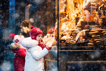 Wall Mural - Kids looking at candy and pastry on Christmas market