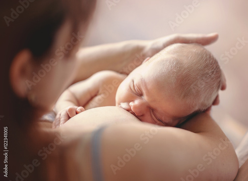 Fotografía Mother breastfeeding her newborn child. Mom nursing baby.