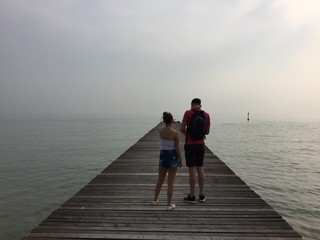 Poster - persone al lago molo tramonto 