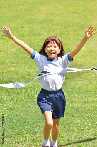 走る女の子 体操服 ゴールテープ 芝生 Stock Photo Adobe Stock
