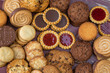divers variétés de biscuits ronds étalés sur une table