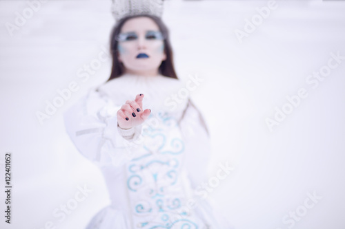 Zdjęcie XXL Magiczna lodowa królowa z koroną w zima krajobrazie. Boże Narodzenie.