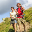 © ARochau - gut gelauntes junges Paar bei einer Wanderung