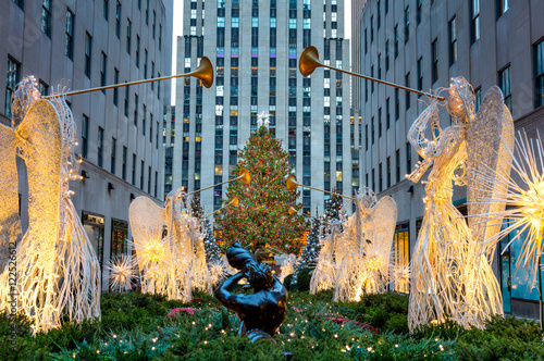 Fotografía Famous Christmas Decoration with Angels and Christmas Tree, NYC