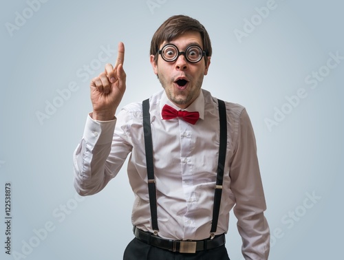 Fotomural Funny nerd or geek have an idea and holds finger up.
