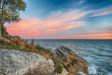 Fototapeta Desenie - Lever du soleil sur la côte rocheuse