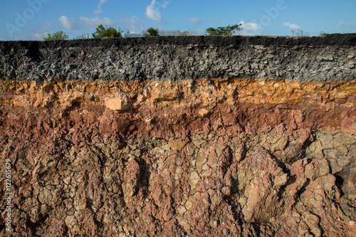 Fotografía The curb erosion from storms. To indicate the layers of soil and