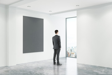 Canvas Print - Businessman in office with blackboard