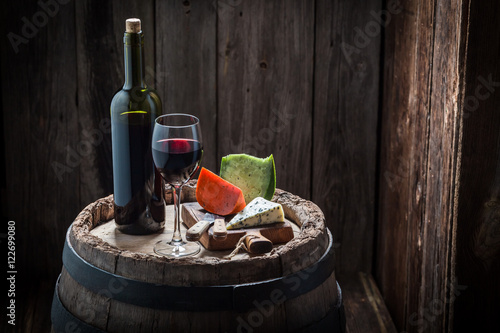 smaczne-czerwone-wino-i-rozne-rodzaje-serow