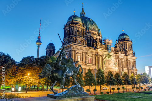 pomnik-i-katedra-ewangelicka-w-nocy-w-berlinie