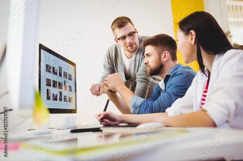 Fotografia Executive assisting colleagues at creative office
