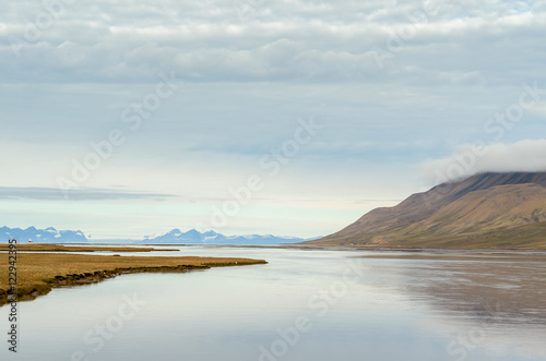 Tapeta ścienna Pokojowy krajobraz rzeki w wysokich Arktyce, Svalbard