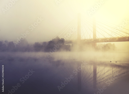 Plakat mgła obejmuje rzekę i most na wschód