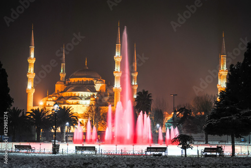 Zdjęcie XXL TURCJA, ISTANBUL - 9 stycznia 2016 r .: na głównym placu życia nocnego miasta znajdują się kolorowe fontanny.