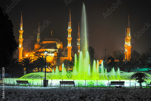 Zdjęcie XXL TURCJA, ISTANBUL - 9 stycznia 2016 r .: na głównym placu życia nocnego miasta znajdują się kolorowe fontanny.