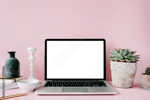 Zdjęcie XXL Laptop z pustym ekranem na stole z proteus kwiatem i dekoracją