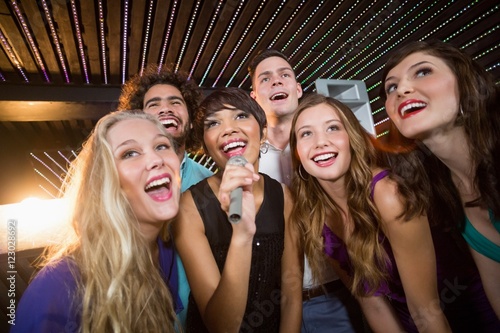 Plakat Grupa przyjaciele śpiewa piosenkę w barze wpólnie