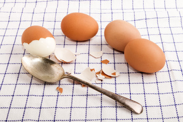 hard boiled eggs are peeled with a tablespoon