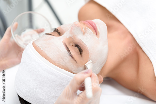 Fotografía Relaxed young woman enjoying spa procedure