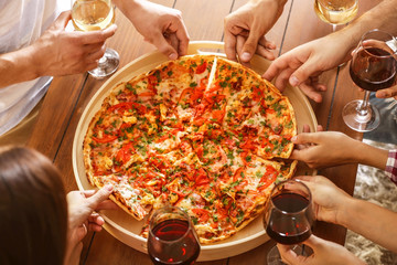 Poster - Group of friends eating pizza