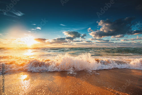 Fotografia Beautiful sunrise over the sea