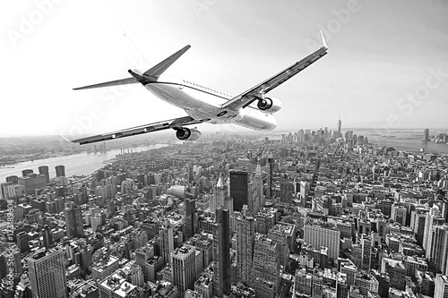 Obraz w ramie Airplane flying over New York City