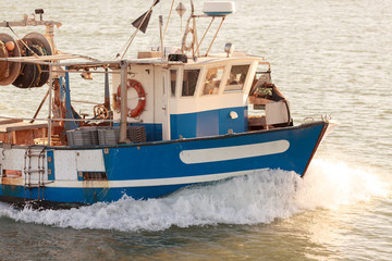 bateau de pêche rentrant au port en pleine mer