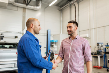 Poster - auto mechanic and man shaking hands at car shop