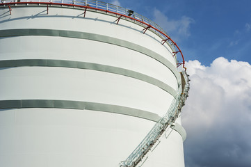 Oil storage tank