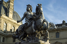 Statue équestre Du Roi Louis XIV Cour Napoléon Au Louvre à Paris, France